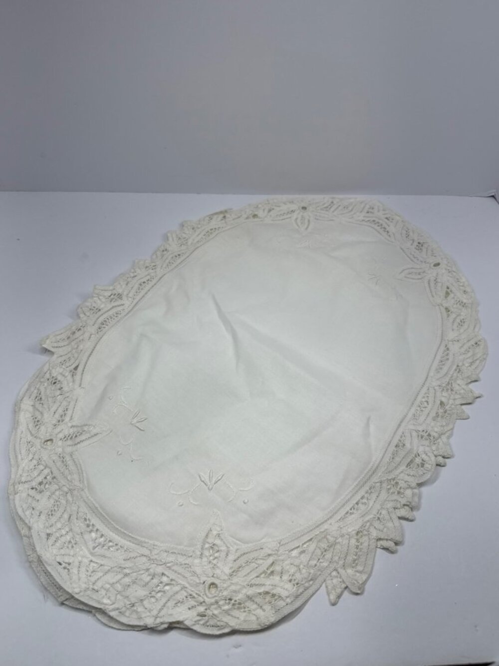 Lace-Trimmed Oval Cotton Table place mat Set Embroidered Floral Design Off-White
